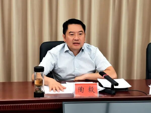 区委副书记,区长陶毅主持会议,对相关工作提出具体要求并作体会发言.