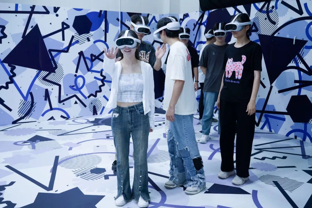 VR游戏免费玩,来来来!冲冲冲!82 作者: 来源: 发布时间:2024-7-28 22:28