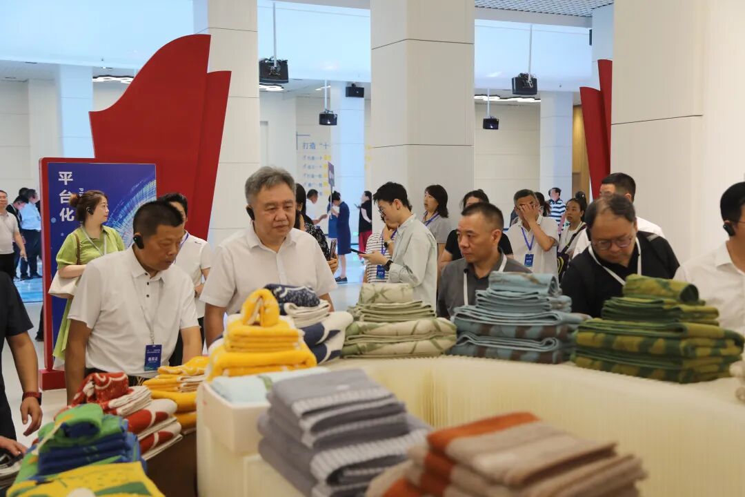 2024年，高阳家纺优品汇活动现场，客商参观“高阳优品”展。（资料图）