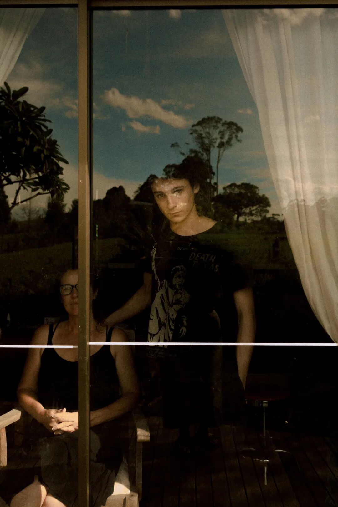 我了解过关于生命的哀伤，总是静默的，漫长的