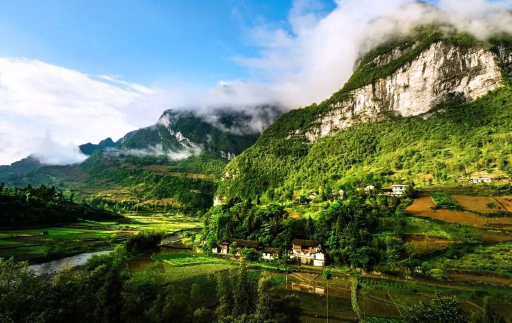 兩溪河村地處國家級自然保護區七姊妹山腹地,距長潭河侗族鄉集鎮16