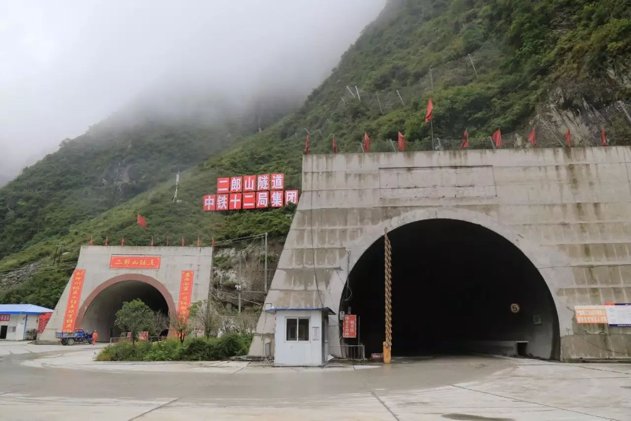 中鐵十二局雅康高速公路二郎山隧道創新之路