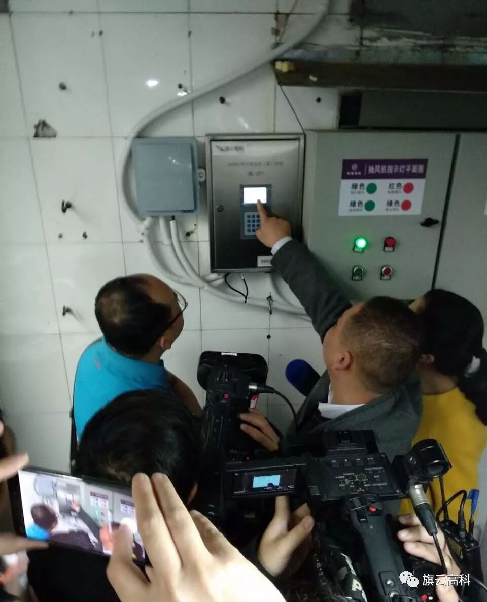 新闻记者现场查看软件平台界面及系统app图:我司工作人员接受记者采访