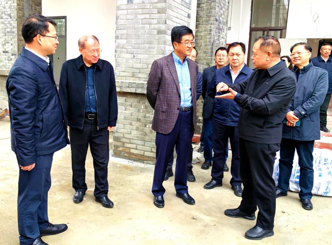 市人大常委会副主任杨游明,县委书记沈建通,县委副书记,县长游海燕,县