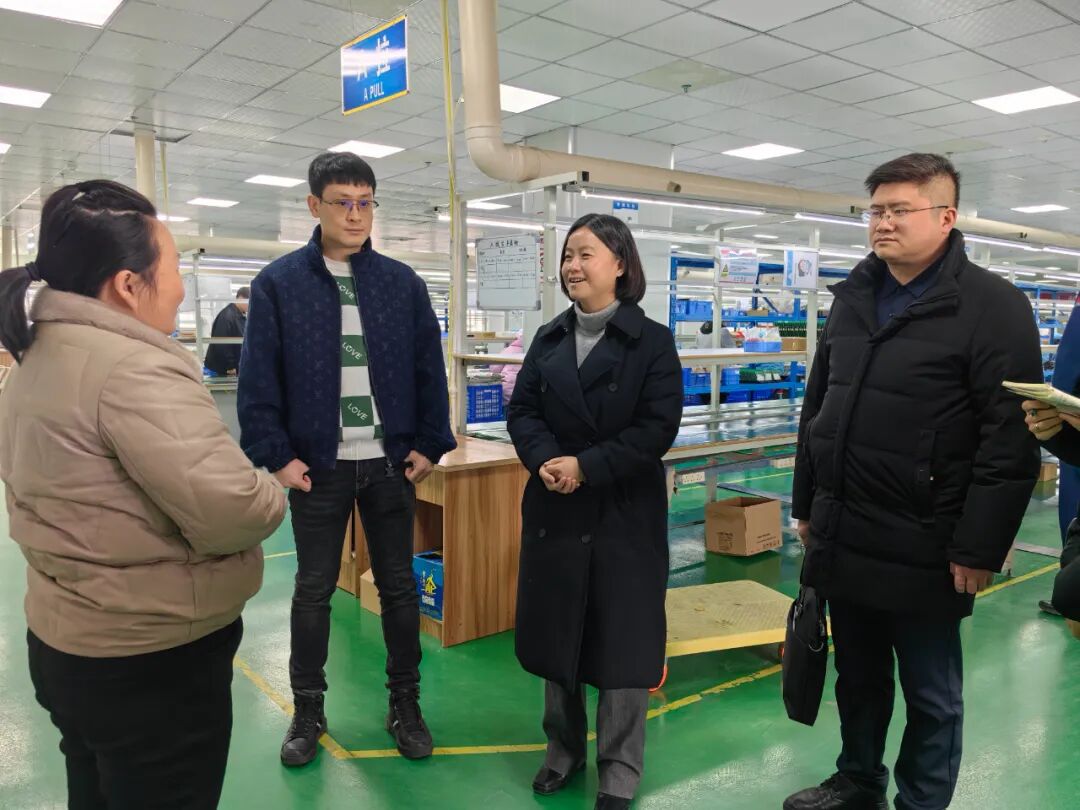 在贵州麦斯科技有限公司,贵州明亮玻璃节能科技有限公司,游海燕进车间