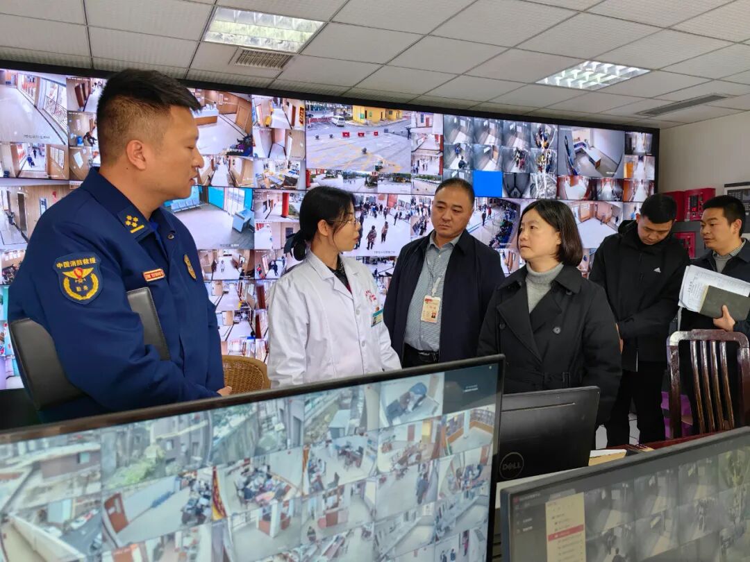 在贵州麦斯科技有限公司,贵州明亮玻璃节能科技有限公司,游海燕进车间