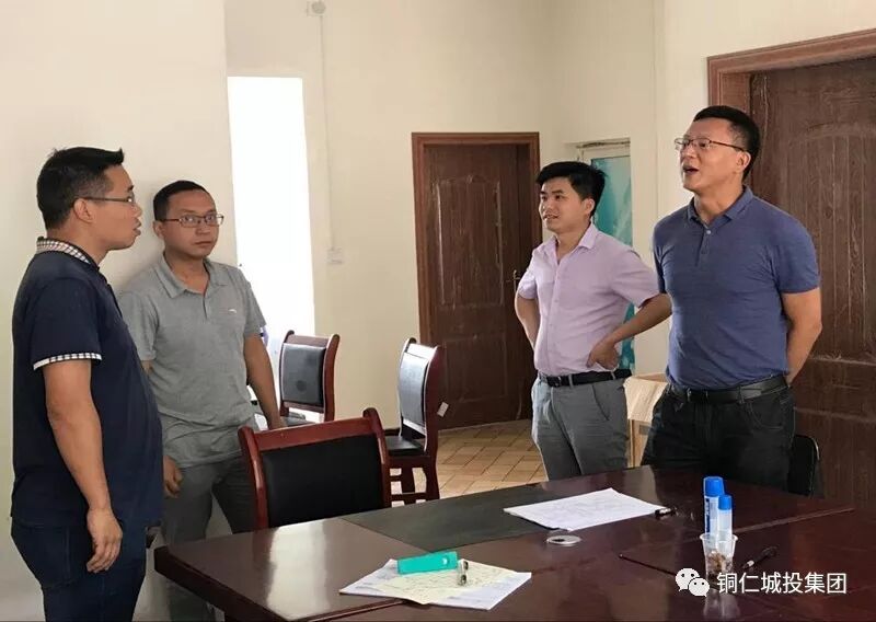 成军、王健在扶贫联系村开展帮扶工作、看望驻村干部