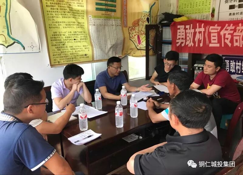 成军、王健在扶贫联系村开展帮扶工作、看望驻村干部