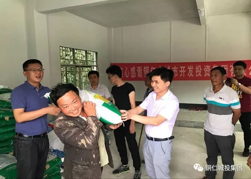 成军、王健在扶贫联系村开展帮扶工作、看望驻村干部