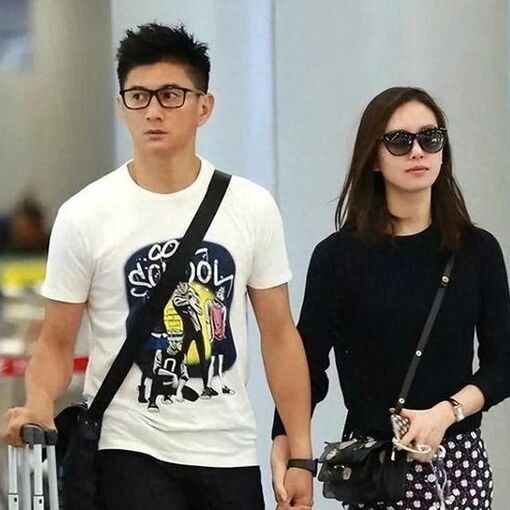 刘诗诗吴奇隆夫妻机场照片,俩人牵手有说有笑,看起来十分幸福