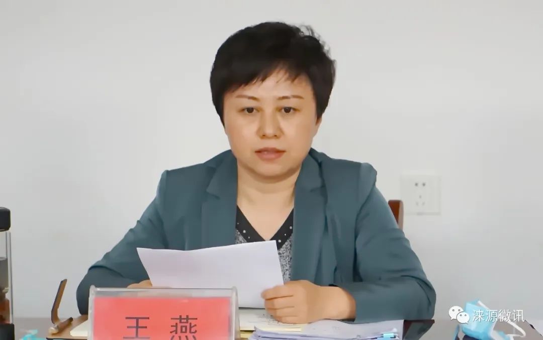 在上庄乡政府,县长王燕主持召开项目建设专题调度会,她指出,涞源县