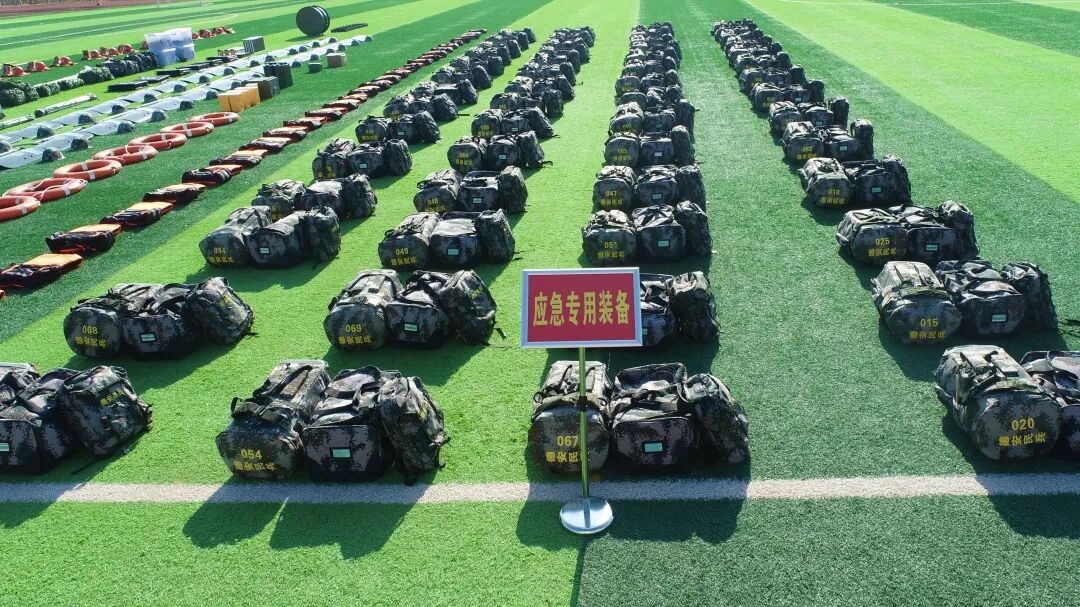 随后,封晓冰一行还到县人武部实地察看了办公场所及装备库室,作战值班