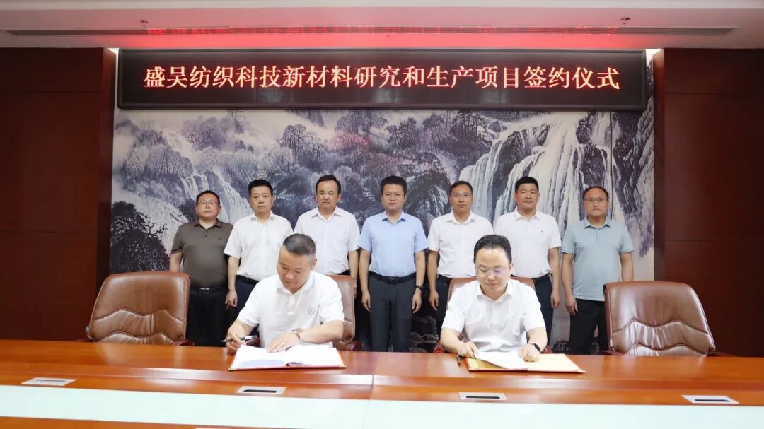 副县长金鹏出席签约仪式,县政府副县长郑鹏代表政府与企业代表签约