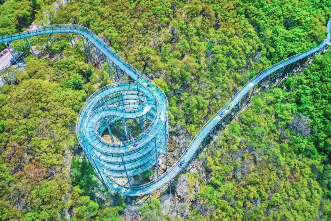 门票:80元/人(含雨衣)凉· 玻璃水滑道红叶柿岩·盛夏狂欢季在山间