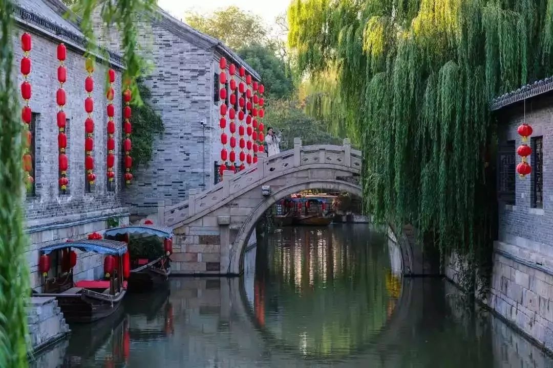 你爱不夜城“不倒翁”小姐姐,我爱台儿庄古城的“船妹子”! 你爱不夜城“不倒翁”小姐姐,我爱台儿庄古城的“船妹子”!