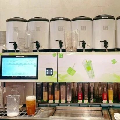 探店深圳奈雪：“自动奶茶机”做产品，3个人干好一家店？