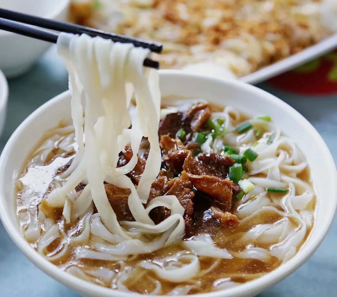 梁少华摄一碗入口顺滑,牛腩软韧的牛腩汤粉,是江门肉食者一年四季的