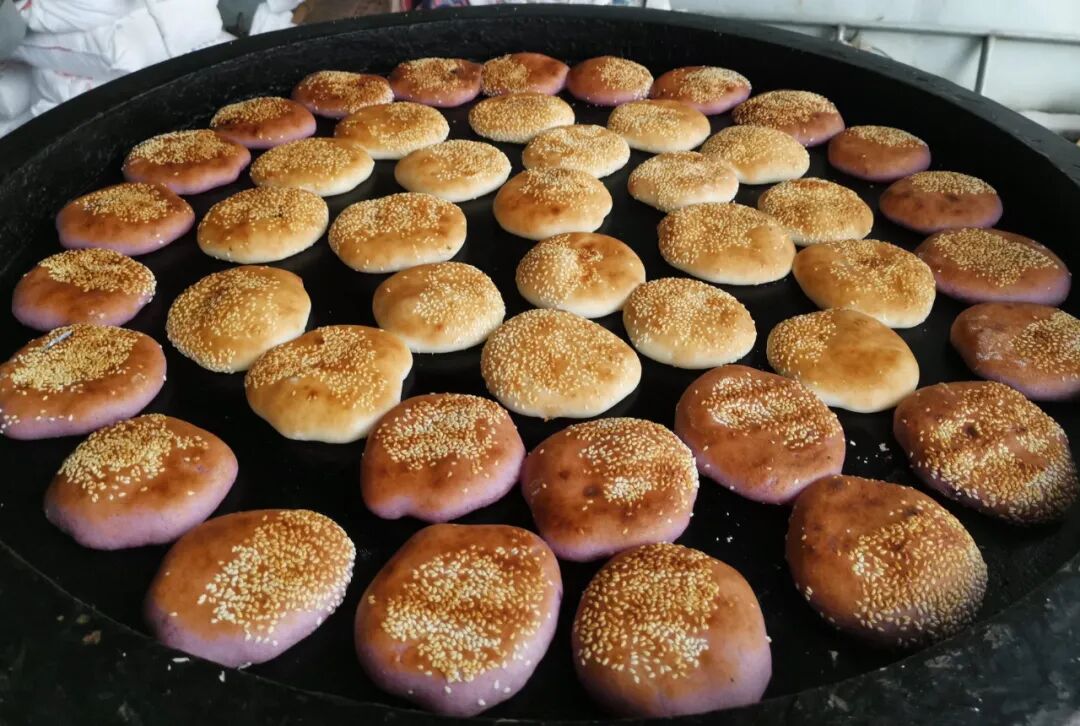 冯惠茜摄梁少华摄恩平烧饼有悠久的历史和浓郁的地方特色,也是恩平