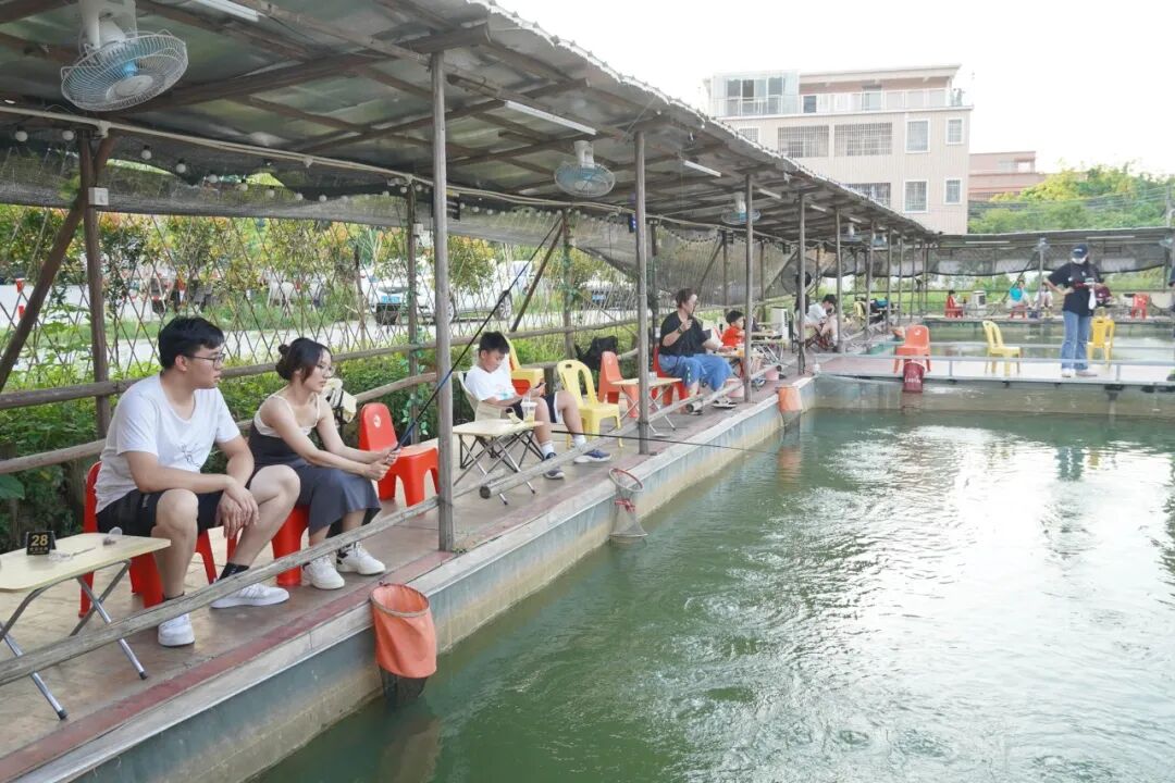 钓虾场环境各具特色，吸引了众多年轻人。