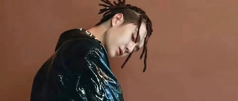 王一博最新发型脏脏辫曝光,网友:这张脸咋弄都好看!