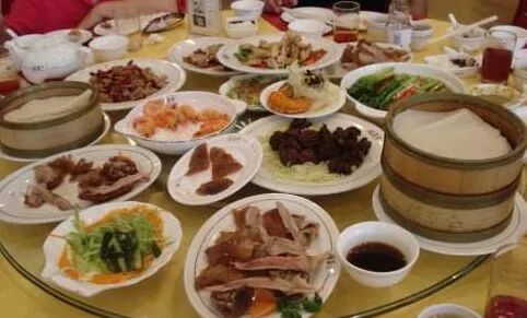 建国以后, 敬爱的周总理曾多次把全聚德"全鸭席选为国宴,那是全聚德的