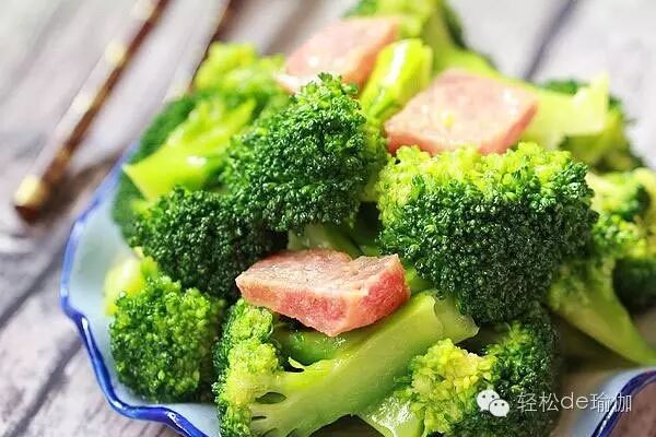 6种排毒食物边做瑜伽边排毒效果翻倍边吃边美