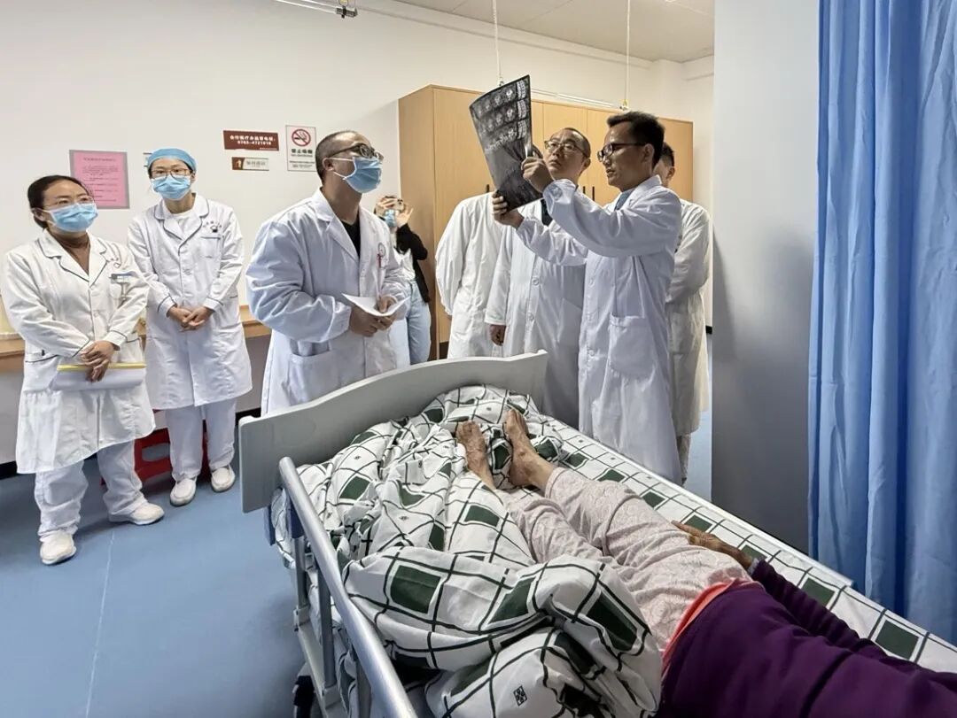 广州中医药大学医疗帮扶团队在水头镇卫生院查房