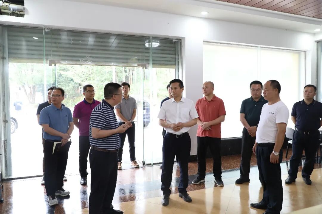 县委书记,县"百千万工程"指挥部总指挥潘国标率队到高岗镇调研