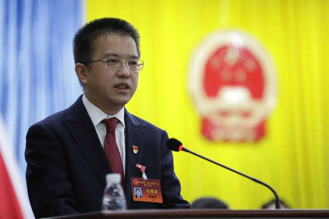 今天(29日)上午,佛冈县十五届人大七次会议在县人民中心隆重开幕,大会