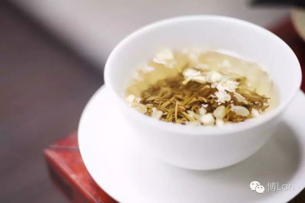 一杯清香淡雅的茉莉花茶
