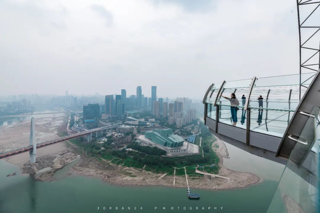 国内首座横向摩天楼重庆来福士水晶连廊探索舱观景台