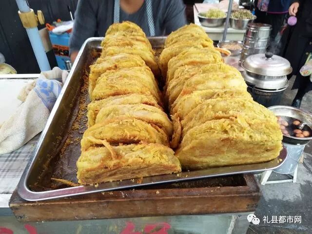 猪油饼是很有特色的小吃,猪油饼就罐罐茶,是绝美的美味.