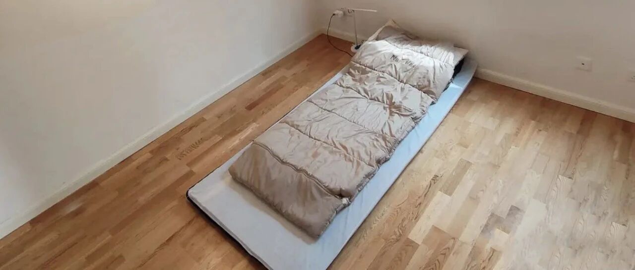 当代年轻人有多猛？极简起来，连床都不要