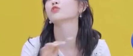 她这是也想走黑红路线?