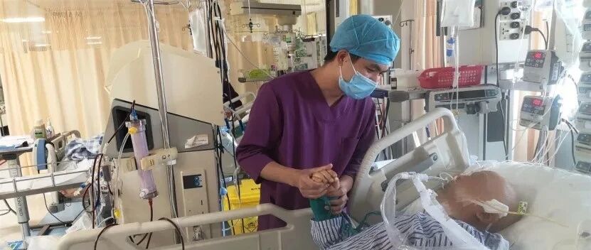 顶着烈日搬家3天，广州男子热到口吐白沫住进ICU