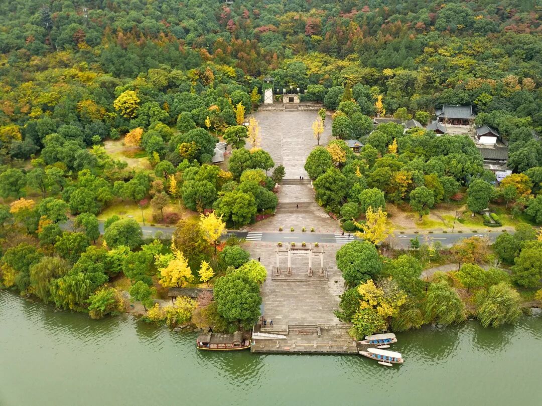城山广场·下孙文化村向西一公里,就来到了古老的城山脚下,古朴蚕老
