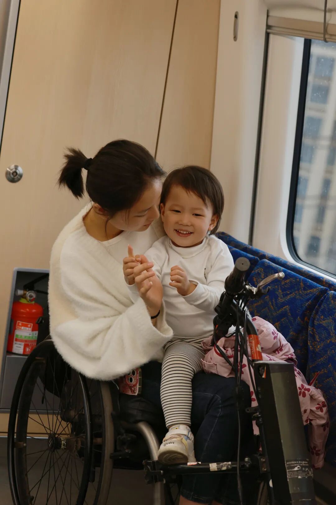 怎么推轮椅女儿推着“轮椅妈妈”坐地铁，随后一幕暖了……_https://www.jmylbn.com_新闻资讯_第11张