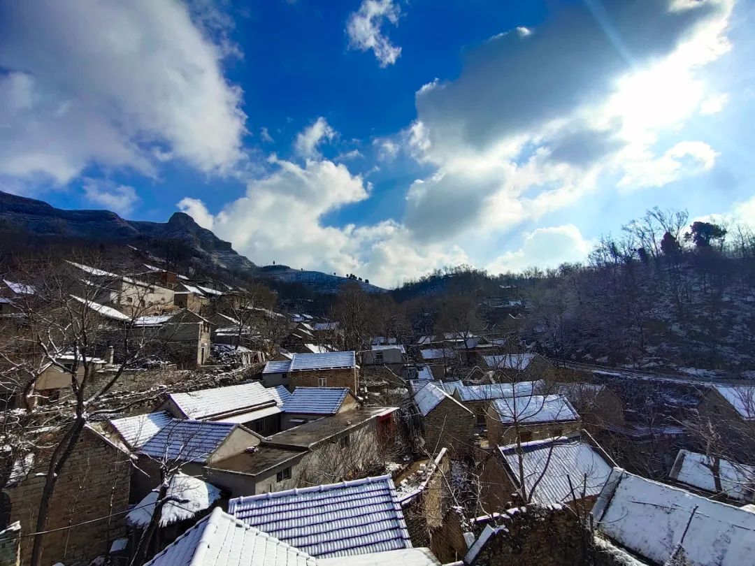 有海拔800米以上的山峰10餘座,霹靂尖,臥龍山,摩雲山三山一線,風景