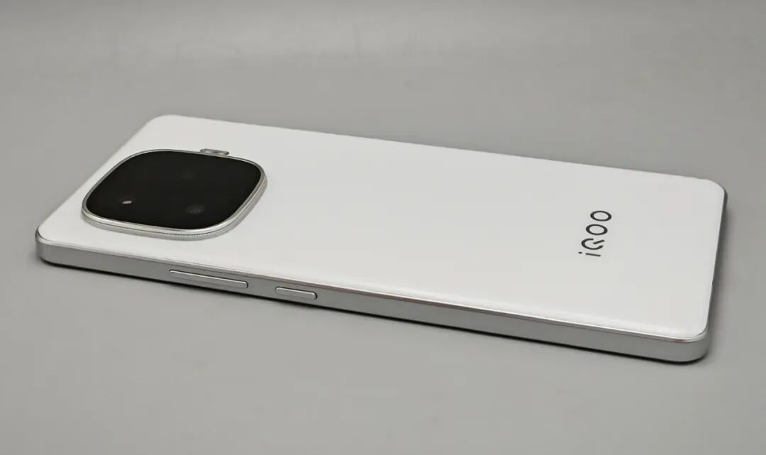 2000以内性能最强的两款手机，用到2030年没有问题！