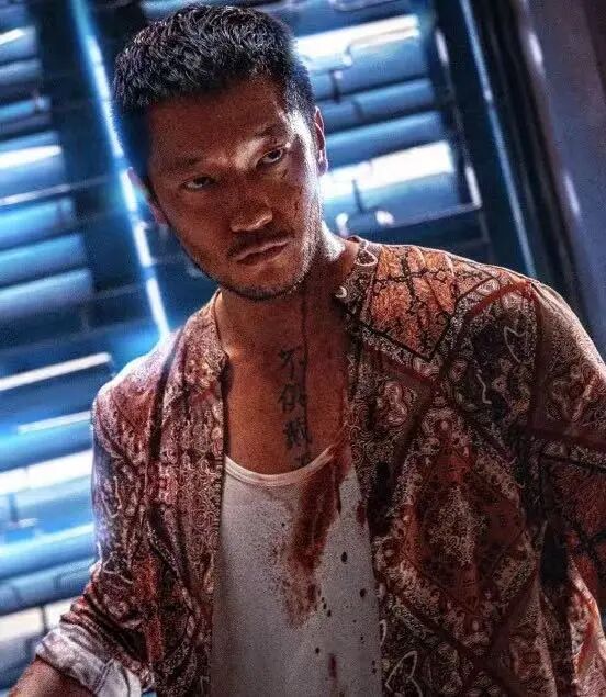 主演的新片《犯罪都市2》(是的,他在犯罪片里更糙了)电视剧口碑炸裂