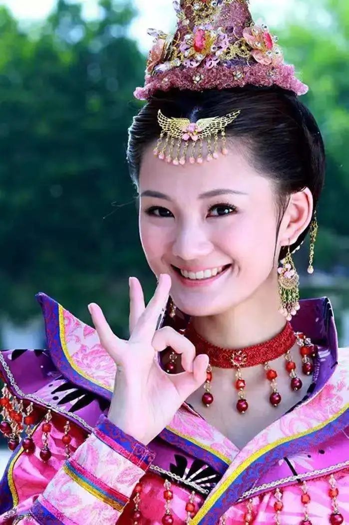 馨子本名楼安琪,1985年出生于上海,酷爱音乐的馨子从小就有过声乐练习