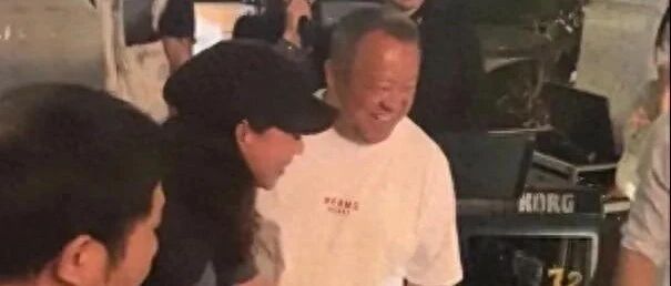 曾志伟与女星照片引争议,被指动作过于亲密,女方最近事业腾飞