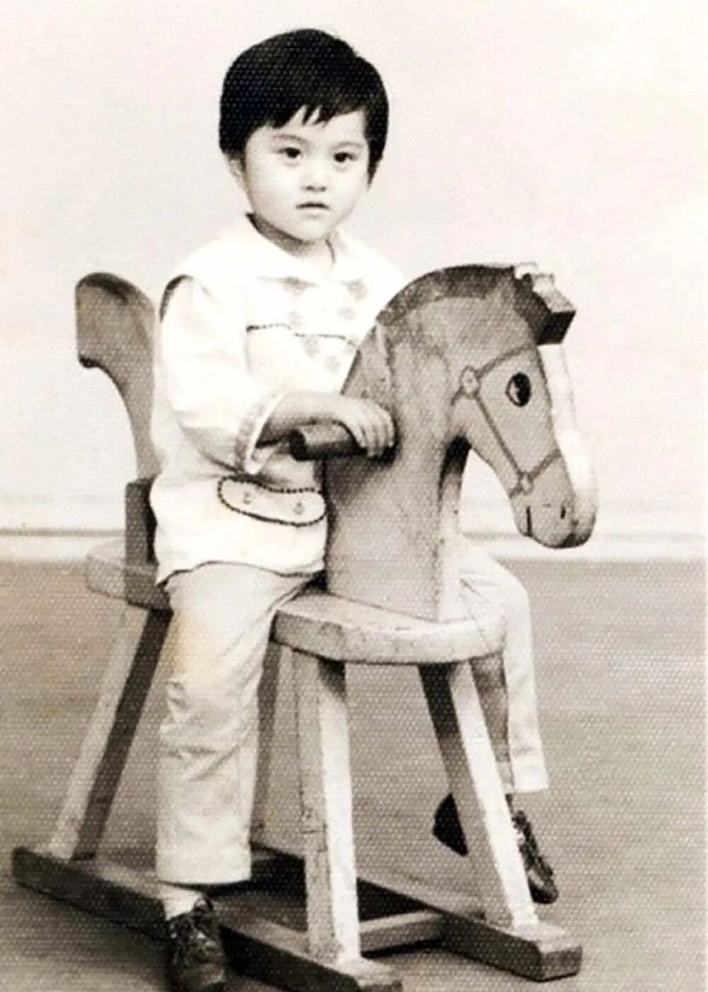 百余位明星!你好星期六全员晒童年照!一起重温童年!