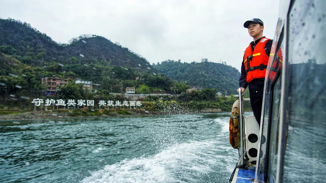 民警乘艇巡江，践行“守护鱼类家园，共筑生态画卷”的承诺.jpg