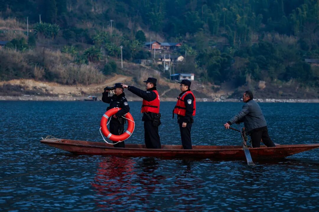 民警利用望远镜排查水库两岸安全隐患.jpg
