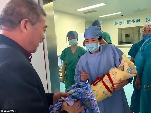 中国大妈68岁产女轰动外媒，曾被逼堕胎！3年后近况曝光，竟带孩子一起直播卖货（组图） - 7