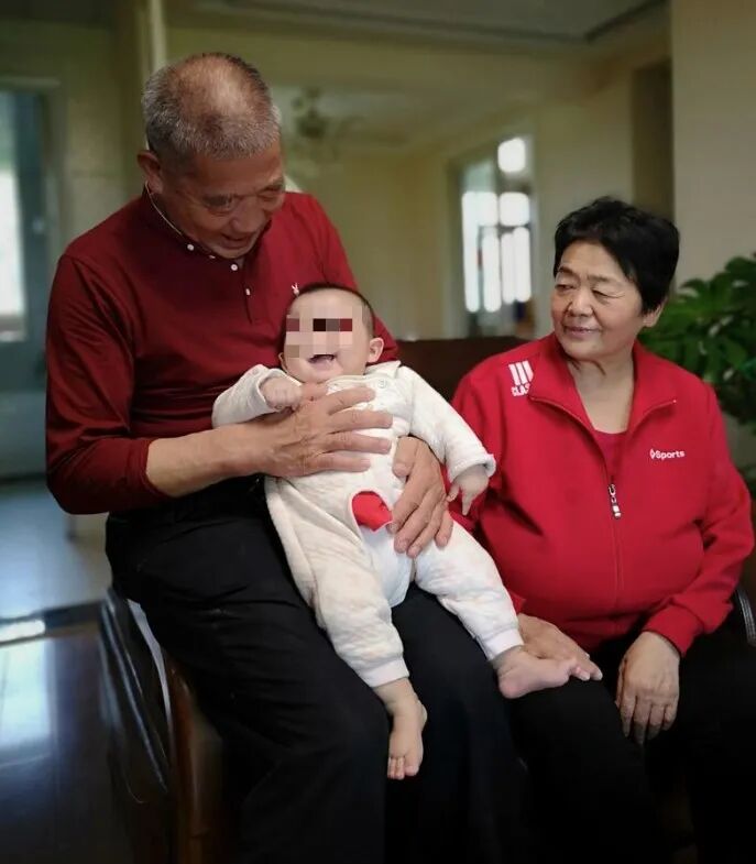 中国大妈68岁产女轰动外媒，曾被逼堕胎！3年后近况曝光，竟带孩子一起直播卖货（组图） - 3