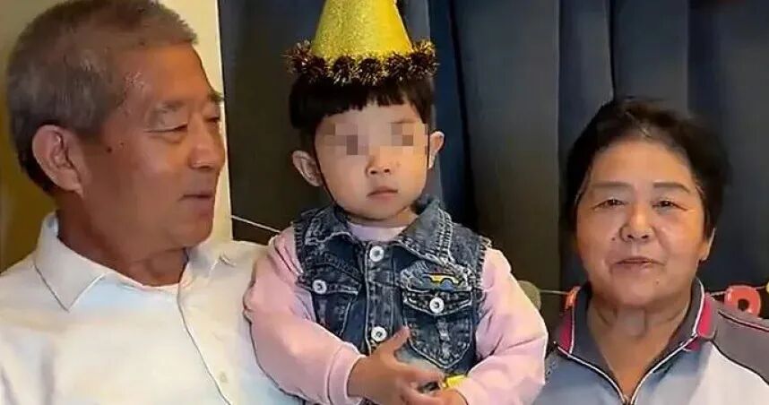 中国大妈68岁产女轰动外媒，曾被逼堕胎！3年后近况曝光，竟带孩子一起直播卖货（组图） - 8
