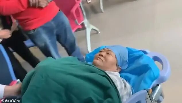 中国大妈68岁产女轰动外媒，曾被逼堕胎！3年后近况曝光，竟带孩子一起直播卖货（组图） - 6