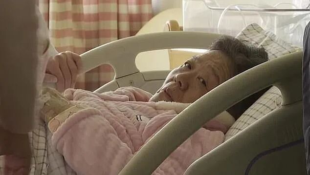 中国大妈68岁产女轰动外媒，曾被逼堕胎！3年后近况曝光，竟带孩子一起直播卖货（组图） - 4